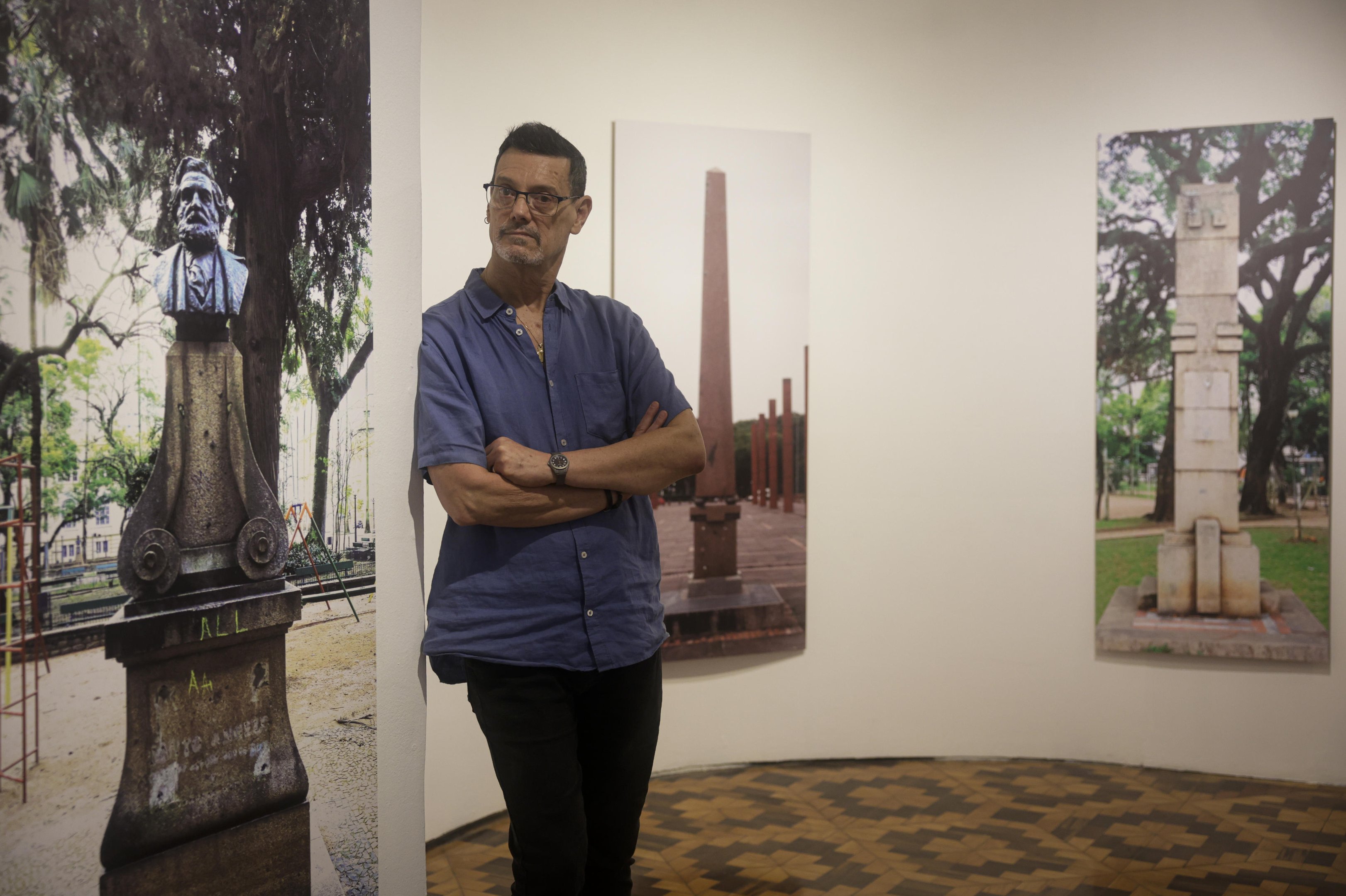 "Isso aqui &eacute; uma den&uacute;ncia": exposi&ccedil;&atilde;o de fotos mostra degrada&ccedil;&atilde;o de bustos, placas e marcos de Porto Alegre