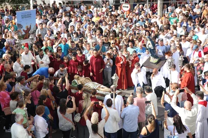 CAXIAS DO SUL, RS, BRASIL, 18/04/2025. Fé e devoção reúnem centenas de fiéis para procissão com Cristo Morto em Caxias do Sul. Neste ano, grupos vindos das paróquias São Pelegrino, Santo Antônio, Imaculada Conceição, São Leonardo Murialdo e São Pio X se juntam aos fiéis que acompanham a programação na Catedral. (Porthus Junior/Agência RBS)<!-- NICAID(16019861) -->