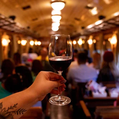 Maria Fumaça terá vagão especial com degustação orientada de vinhos e espumantes. Passeio especial L’Essenza del Vino acontecerá exclusivamente aos sábados.<!-- NICAID(15943130) -->