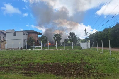 Explosão provoca incêndio em fábrica de fogos de artifício em Caxias do Sul