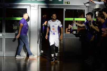 Desafio Gigantes do VÃ´lei.Imagens da apresemtação Gigantes do Vôlei, com os grandes nomes do vôlei brasileiro, campeões olímpicos e estrelas da modalidade. O evento  busca reacender a chama do vôlei de alto rendimento no Rio Grande do Sul, sendo um projeto desenvolvido pelos ex-jogadores Gustavão, Clinty e Feijão. O Desafio foi no Ginásio do SESI. Caxias do Sul, RS (17).Indexador: (8102)<!-- NICAID(16040048) -->