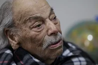 PORTO ALEGRE, RS, BRASIL, 07-07-2025: O policial civil aposentado Alfredo de Souza Lima, 100 anos, concede entrevista em casa, no bairro Humaitá. A moradia da família foi bastante afetada pela enchente no ano passado e eles precisaram ser resgatados. Nascido em 30 de junho de 1925, Alfredo sobreviveu a duas grandes enchentes em Porto Alegre, a de 1941 e a de 2024. Foto: Mateus Bruxel/Agência RBSIndexador: MATEUS BRUXEL<!-- NICAID(16074754) -->