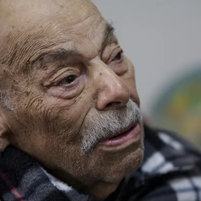 PORTO ALEGRE, RS, BRASIL, 07-07-2025: O policial civil aposentado Alfredo de Souza Lima, 100 anos, concede entrevista em casa, no bairro Humaitá. A moradia da família foi bastante afetada pela enchente no ano passado e eles precisaram ser resgatados. Nascido em 30 de junho de 1925, Alfredo sobreviveu a duas grandes enchentes em Porto Alegre, a de 1941 e a de 2024. Foto: Mateus Bruxel/Agência RBSIndexador: MATEUS BRUXEL<!-- NICAID(16074754) -->
