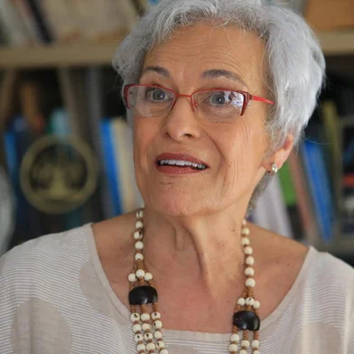 PORTO ALEGRE, RS, BRASIL - 12/01/2024 - A professora Maria Beatriz Luce, a mais antiga da Faced, especialista em gestão da educação.FOTO: RONALDO BERNARDI, AGÊNCIA RBS<!-- NICAID(15648746) -->