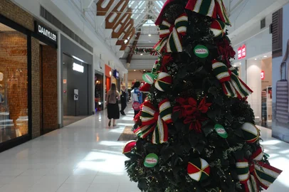 CAXIAS DO SUL, RS, BRASIL, 28/10/2022. Shopping Villagio Caxias inicia os preparativos para o Natal, com a instalação de decorações pelos corredores e a área central, com uma grande árvore natalina e casa do Papai Noel. (Bruno Todeschini/Agência RBS)<!-- NICAID(15248939) -->