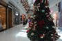 CAXIAS DO SUL, RS, BRASIL, 28/10/2022. Shopping Villagio Caxias inicia os preparativos para o Natal, com a instalação de decorações pelos corredores e a área central, com uma grande árvore natalina e casa do Papai Noel. (Bruno Todeschini/Agência RBS)<!-- NICAID(15248939) -->