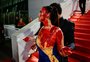Mulher vestida com cores da bandeira da Ucrânia se suja com sangue falso no Festival de Cannes