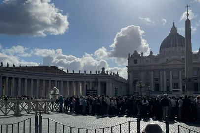 Praça São Pedro fechada: últimos fiéis esperam para se despedir do Papa<!-- NICAID(16024267) -->