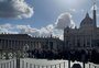 Praça São Pedro fechada: últimos fiéis esperam para se despedir do Papa