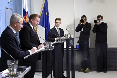 (L-R) Foreign Minister Pekka Haavisto and Defence Minister Antti Kaikkonen present the report on changes in the foreign and security policy environment of Finland after Russia's attack in Ukraine, in Helsinki, on April 13, 2022. (Photo by Markku Ulander / Lehtikuva / AFP) / Finland OUT<!-- NICAID(15069826) -->