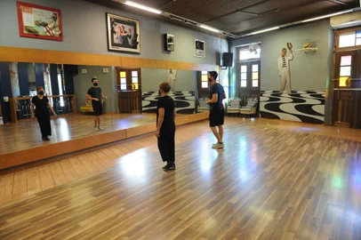 CAXIAS DO SUL, RS, BRASIL (14/04/2021)Com novo decreto, escolas de dança voltam a dar aulas seguindo protocolos. Na foto, professor de dança Lucas Pellini Fontana e aluna Laura Jane Borges Machado, professora aposentada, 64. (Antonio Valiente/Agência RBS)<!-- NICAID(14757622) -->
