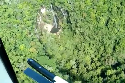 O Batalhão de Aviação da Brigada Militar realizou, na tarde deste domingo (31), uma operação de resgate aéreo a uma mulher que realizava, com um grupo trilheiro, uma caminhada nas proximidades da Cascata Arroio do Tigre, localizada no município de Riozinho, no Vale do Paranhana. O local é de difícil acesso, com mata fechada e trajeto dentro de rios e pedras. Conforme a BM, ela sofreu uma fratura no pé e tornozelo, precisando do resgate.<!-- NICAID(14929491) -->