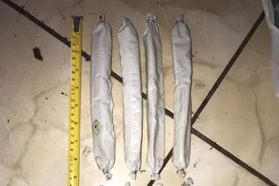 Um mandado de busca e apreensão realizado no início da tarde resultou da apreensão de drogas, arma e explosivos em Garibaldi. Dois foram presos<!-- NICAID(15298250) -->