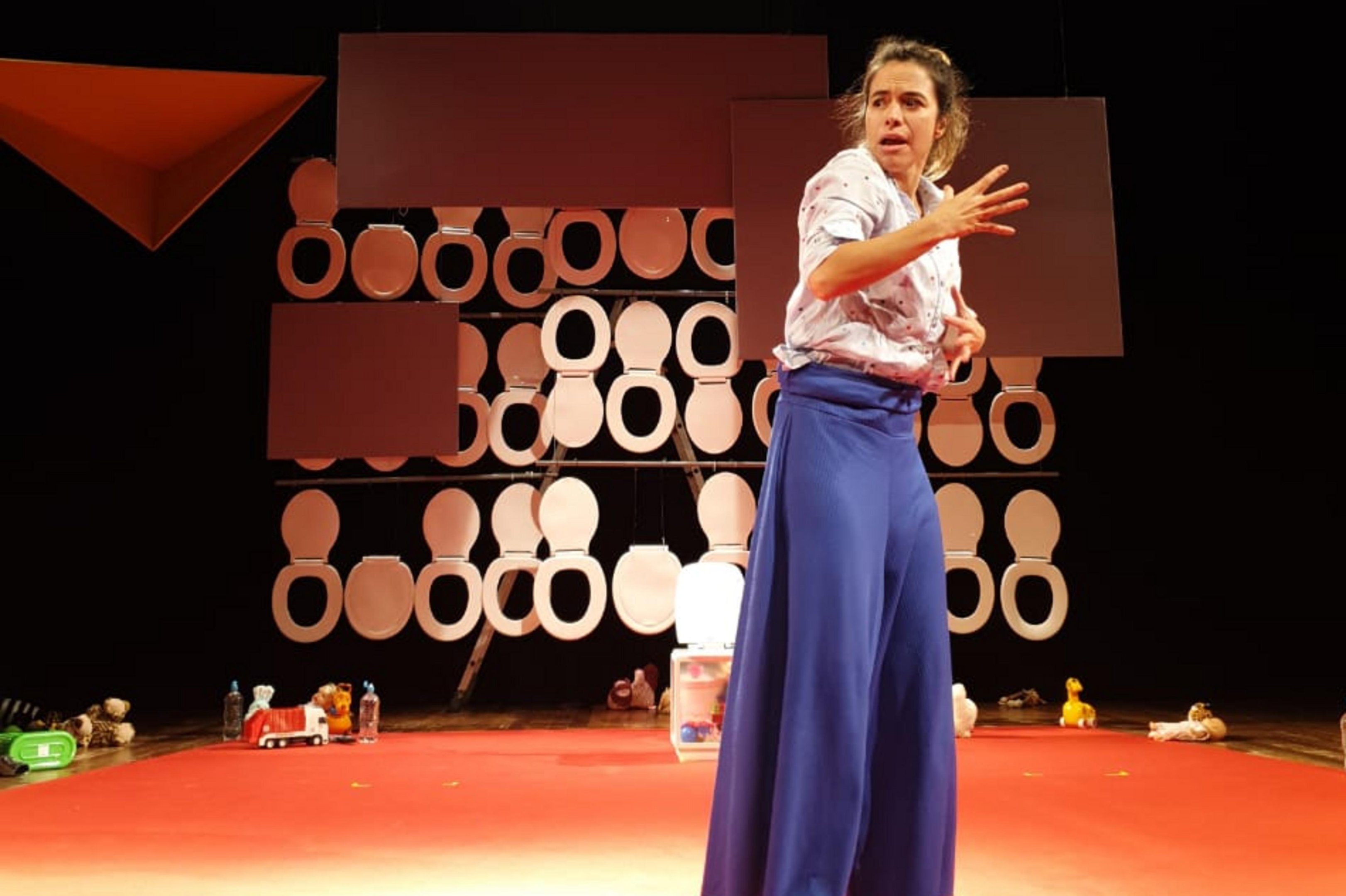 De volta ao Estado com pe&ccedil;a sobre maternidade, atriz e humorista Mi&aacute; Mello fala sobre