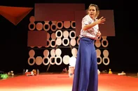 Sucesso absoluto de público em turnês por todo o Brasil, o espetáculo “Mãe Fora da Caixa”, estrelado por Miá Mello, chega a Porto Alegre no dia 12 de abril, no Teatro do Bourbon Country. A montagem terá duas sessões, às 17h, com acessibilidade em libras e audiodescrição, e às 20h. Os ingressos custam a partir de R$39,60 e estão à venda em uhuu.com e na bilheteria do teatro.<!-- NICAID(16262157) -->