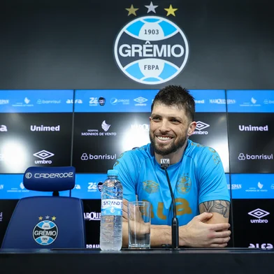 RS - FUTEBOL/ TREINO GREMIO 2025 - ESPORTES - Goleiro Tiago Volpi concede entrevista coletiva apÃ³s o treino da manha desta terca-feira, no CT Luiz Carvalho, na preparaÃ§Ã£o para a partida valida pelo Campeonato Gaucho 2025. FOTO: LUCAS UEBEL/GREMIO FBPA<!-- NICAID(15988461) -->