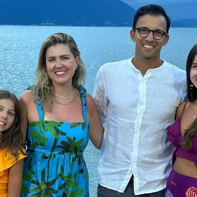 André e Maria Amélia Streppel, com as filhas Lara e Martina. O casal se conheceu no Encouraçado Butikin. <!-- NICAID(15679990) -->