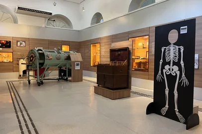 Museu de História da Medicina do Rio Grande do Sul. Objetos do acervo. Fotos de abril de 2025.<!-- NICAID(16018875) -->