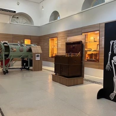 Museu de História da Medicina do Rio Grande do Sul. Objetos do acervo. Fotos de abril de 2025.<!-- NICAID(16018875) -->