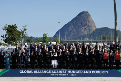 Leaders attending the launch of the Global Alliance Against Hunger and Poverty pose for a group photo after the first session of the G20 Leaders' Meeting in Rio de Janeiro, Brazil, on November 18, 2024. (Photo by Ludovic MARIN / AFP)<!-- NICAID(15916105) -->