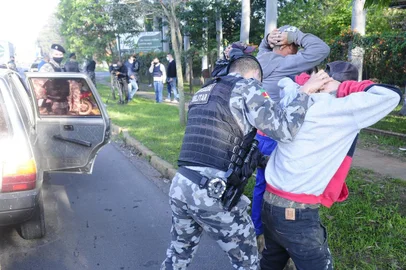 Novo Hamburgo, RS, BRASIL, 23/09/2020-Operação integrada da Polícia Civil, da Brigada Militar e de Agentes Penitenciários da Susepe, com barreiras e cumprimento de mandados de prisão e de busca. Foto: Ronaldo Bernardi / Agencia RBS<!-- NICAID(14599137) -->