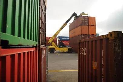 CAXIAS DO SUL, RS, BRASIL, 16/08/2016. Ambiental do Porto Seco / Estação Aduaneira, mostrando os containers. Matéria sobre a influência da variação do dólar na economia de exportação. (Diogo Sallaberry/Agência RBS)<!-- NICAID(12382109) -->