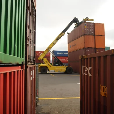 CAXIAS DO SUL, RS, BRASIL, 16/08/2016. Ambiental do Porto Seco / Estação Aduaneira, mostrando os containers. Matéria sobre a influência da variação do dólar na economia de exportação. (Diogo Sallaberry/Agência RBS)<!-- NICAID(12382109) -->