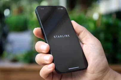 Alanya, Turkey - September 27, 2022: Man hand holding Apple iPhone 14 Graphite with Satellite internet service constellation operated by SpaceX StarLink in the screen.Indexador: DENYS PRYKHODOVFonte: 540650603<!-- NICAID(16092544) -->