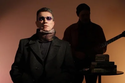 Formado por Le Daros e Duda Goldani, o duo Soul Memory estreou em março de 2024, com o lançamento do single "Say Goodbye" nas plataformas de música e com seu videoclipe homônimo no Youtube. E agora, apostando nesse formato, o duo lança seu terceiro single, "Galáxia", composição de Le Daros, que traz uma letra carregada de lirismo para propor uma analogia entre as estrelas e os seres humanos, numa relação onde a força da figura feminina aparece com destaque.foto: Le Daros e Duda Goldani em cena do clipe<!-- NICAID(15978647) -->