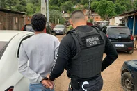 Quatro homens foram presos, na manhã desta quinta-feira (11), por envolvimento no furto de uma moto no dia 26 de novembro em Porto Alegre. Na ocasião, dois jovens considerados inocentes foram presos após a vítima tê-los identificado como os autores do crime. O caso gerou repercussão.<!-- NICAID(16184541) -->