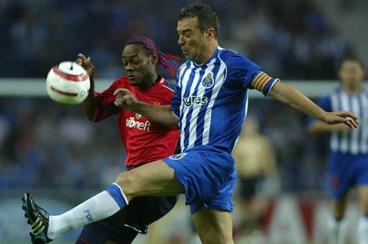 FBL-EUR-CHAMPIONS-FC PORTO-CSKA MOSKVAFC Porto's Jorge Costa (R) fights for the ball with CSKA Moskva's Brazilian player Vagner Love (L) during the European Champions League group H football match at Dragao Stadium in Porto, 14 September 2004. AFP PHOTO/MIGUEL RIOPA (Photo by MIGUEL RIOPA / AFP)Editoria: SPOLocal: PortoIndexador: MIGUEL RIOPASecao: soccerFonte: AFP<!-- NICAID(16094727) -->