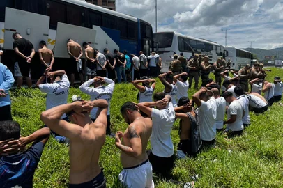 Santistas detidos após ataque a ônibus de torcedores colorados<!-- NICAID(16180203) -->