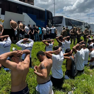 Santistas detidos após ataque a ônibus de torcedores colorados<!-- NICAID(16180203) -->