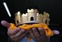 A redescoberta de uma joia histórica: veja a primeira coroa de Miss Porto Alegre, que chegou a ser dada como desaparecida