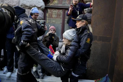 Policewomen carry away Swedish climate activist Greta Thunberg (C) as she demonstrated with other campaigners outside the Ministry of Finance and several other ministries on March 1, 2023 in Oslo, Norway, to protest against wind turbines built on land traditionally used to herd reindeer. - Thunberg and dozens of indigenous Sami activists were forcibly removed by police as they continued to block access to Norwegian ministries protesting against the operation of contested wind turbines in the Fosen region of western Norway, more than a year after a landmark ruling by the Norwegian Supreme Court. (Photo by Javad Parsa / NTB / AFP) / Norway OUTEditoria: ENVLocal: OsloIndexador: JAVAD PARSASecao: policeFonte: NTBFotógrafo: STR<!-- NICAID(15362782) -->