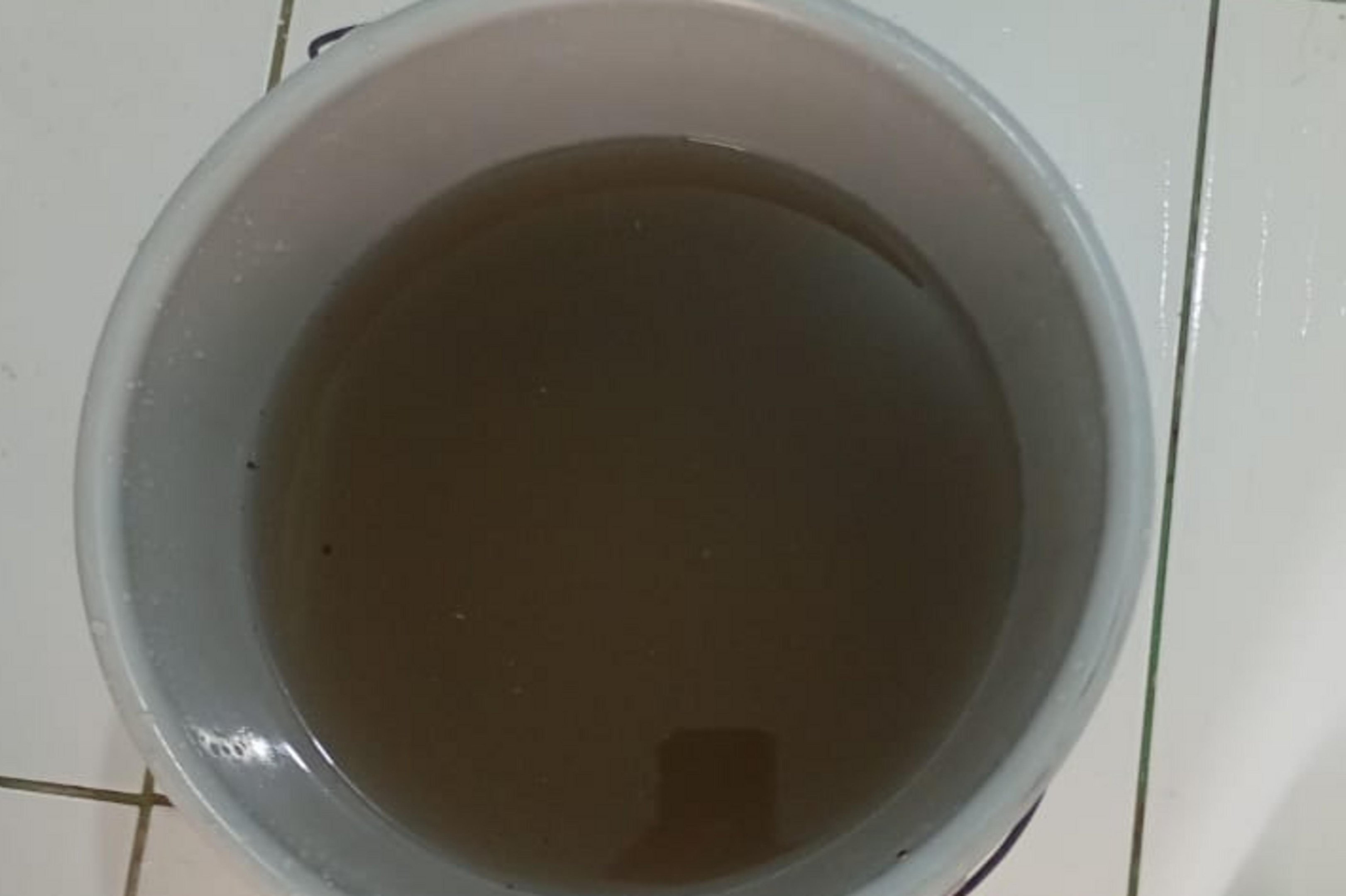 Moradores e veranistas de Cap&atilde;o Novo reclamam de &aacute;gua escura nas resid&ecirc;ncias: "Impress&atilde;o que d&aacute; &eacute; que &eacute; uma lama"