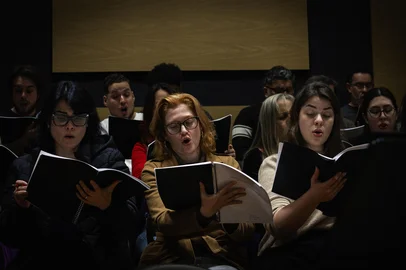Ensaio “Requiem”, de Verdi.Ospa reúne mais de 120 vozes para interpretar “Requiem”, de Verdi, em Porto AlegreEspetáculo terá orquestra com cerca de 80 músicos, quatro cantores solistas, o Coro Sinfônico da Ospa e o Coro de Câmara da PUCRS<!-- NICAID(16362779) -->