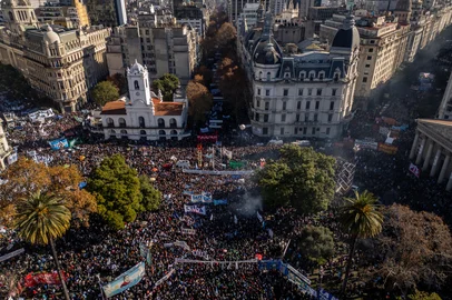 In this aerial view supporters of Argentina's former President Cristina Fernandez de Kirchner gather at Plaza de Mayo square to protest against her conviction and house arrest in Buenos Aires on June 18, 2025. Argentina's ex-president Cristina Kirchner began serving a six-year fraud sentence under house arrest on Tuesday, after a judge granted her request to avoid prison in a case that dramatically ended her two-decade career. (Photo by Tomas CUESTA / AFP)Editoria: CLJLocal: Buenos AiresIndexador: TOMAS CUESTASecao: demonstrationFonte: AFPFotógrafo: STF<!-- NICAID(16063092) -->