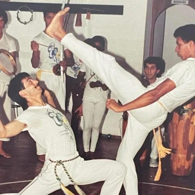 Na foto, mestre Grilo (ajoelhado) e mestre chocolate: percussores da capoeira na serra gaúcha. <!-- NICAID(16009340) -->