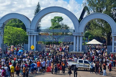 Devoção à Nossa Senhora Aparecida reúne milhares de fiéis em Passo Fundo<!-- NICAID(15889426) -->