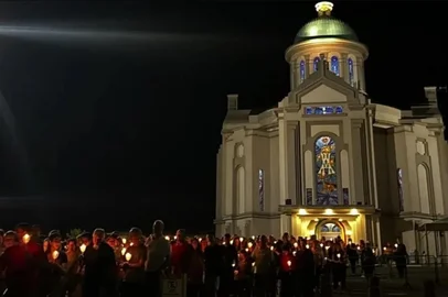 Uma das novidades da 146ª Romaria ao Santuário de Nossa Senhora de Caravaggio será o terço luminoso, que será rezado às 18h do sábado, dia 24. Segundo a comunicação do santuário, a ação é inspirada em tradicionais celebrações realizadas em santuários marianos ao redor do mundo, como Lourdes, na França; Fátima, em Portugal; e no Vaticano.A récita do terço luminoso com a procissão das velas já havia sido realizada durante a última romaria votiva, no dia 2 de fevereiro. Agora, integra oficialmente a programação da 146ª romaria.<!-- NICAID(16038866) -->