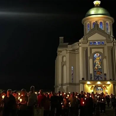 Uma das novidades da 146ª Romaria ao Santuário de Nossa Senhora de Caravaggio será o terço luminoso, que será rezado às 18h do sábado, dia 24. Segundo a comunicação do santuário, a ação é inspirada em tradicionais celebrações realizadas em santuários marianos ao redor do mundo, como Lourdes, na França; Fátima, em Portugal; e no Vaticano.A récita do terço luminoso com a procissão das velas já havia sido realizada durante a última romaria votiva, no dia 2 de fevereiro. Agora, integra oficialmente a programação da 146ª romaria.<!-- NICAID(16038866) -->