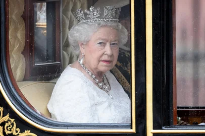 (FILES) In this file photo taken on May 18, 2016 Britain's Queen Elizabeth II travels towards the Houses of Parliament in the Jubilee State Carriage as she prepares to attend the State Opening of Parliament in central London. - Queen Elizabeth II, the longest-serving monarch in British history and an icon instantly recognisable to billions of people around the world, has died aged 96, Buckingham Palace said on Thursday. Her eldest son, Charles, 73, succeeds as king immediately, according to centuries of protocol, beginning a new, less certain chapter for the royal family after the queen's record-breaking 70-year reign. (Photo by LEON NEAL / AFP)Editoria: HUMLocal: LondonIndexador: LEON NEALSecao: imperial and royal mattersFonte: AFPFotógrafo: STF<!-- NICAID(15201289) -->