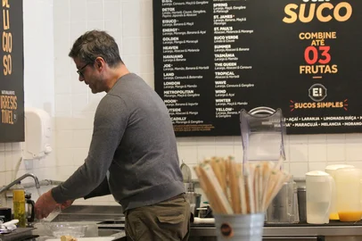 Empresário Rodrigo Addiego na empresa E! Sucos. Pauta: Comer fora ou pedir em casa? Se alimentar "sem sujar louça" está mais caro em Passo Fundo<!-- NICAID(16090688) -->