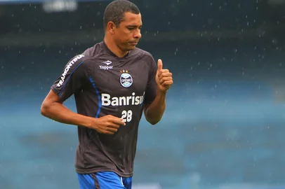 RS - FUTEBOL/TREINO GREMIO  - ESPORTES - Jogador Gilberto Silva,do Gremio, durante o treino da equipe, realizado na tarde desta terca-feira, no gramado do Estadio Olimpico, na preparacao para a partida contra o Millionarios, valida pela Copa Sulamericana 2012. FOTO: LUCAS UEBEL/GREMIO FBPA<!-- NICAID(8790753) -->