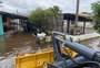 Com retroescavadeira, carregadeira e caminhões, Alvorada faz coleta de lixo em bairros afetados pela enchente