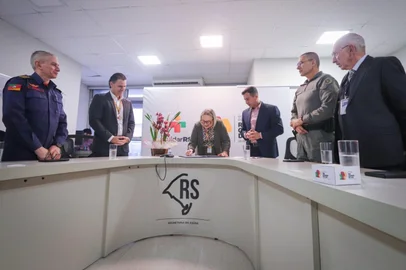 O governo do Estado celebrou, na manhã desta segunda-feira (19/5), por meio da Secretaria de Saúde (SES) e da Secretaria da Segurança Pública (SSP), termo de cooperação que facilitará o acesso recíproco a informações entre os sistemas estaduais de saúde e de segurança pública. O acordo foi assinado no Centro Administrativo Fernando Ferrari, em Porto Alegre. O objetivo é comunicar registros a respeito de violência de gênero, sexual, contra crianças e adolescentes e tentativas de suicídio de crianças e adolescentes.<!-- NICAID(16041089) -->