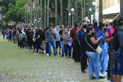 PORTO ALEGRE, RS, BRASIL,  15/03/2022- Sine da Capital oferece 980 vagas para mais de 20 empresas. No primeiro dia (15/03), procura foi grande, e fila tinha mais de 300 pessoas aguardando pelo encaminhamento. Ação ocorre em frente ao Sine da Capital, na Av. Sepúlveda. Foto: Ronaldo Bernardi / Agencia RBS<!-- NICAID(15041333) -->