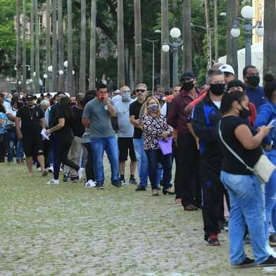 PORTO ALEGRE, RS, BRASIL,  15/03/2022- Sine da Capital oferece 980 vagas para mais de 20 empresas. No primeiro dia (15/03), procura foi grande, e fila tinha mais de 300 pessoas aguardando pelo encaminhamento. Ação ocorre em frente ao Sine da Capital, na Av. Sepúlveda. Foto: Ronaldo Bernardi / Agencia RBS<!-- NICAID(15041333) -->