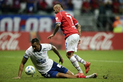 Bahia's defender #33 David Duarte and Nacional's midfielder #07 Nicolas Lopez fight for the ball during the Copa Libertadores group stage football match between Brazil's Bahia and Uruguay's Nacional at the Arena Fonte Nova stadium in Salvador, state of Bahia, Brazil, on May 7, 2025. (Photo by Arisson MARINHO / AFP)<!-- NICAID(16032552) -->